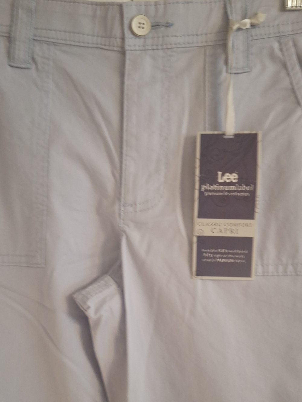 Lee Naturally Slimming Light Blue Capris Size 8